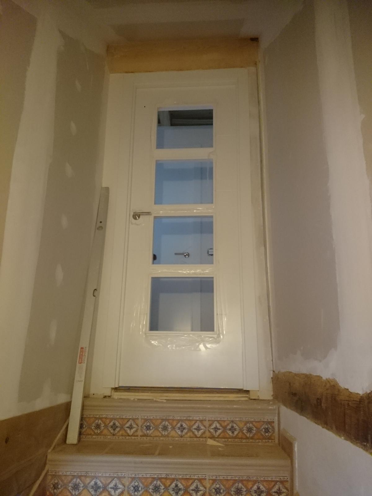 Construcciones Adrian: Escalera rustica y puerta lacada